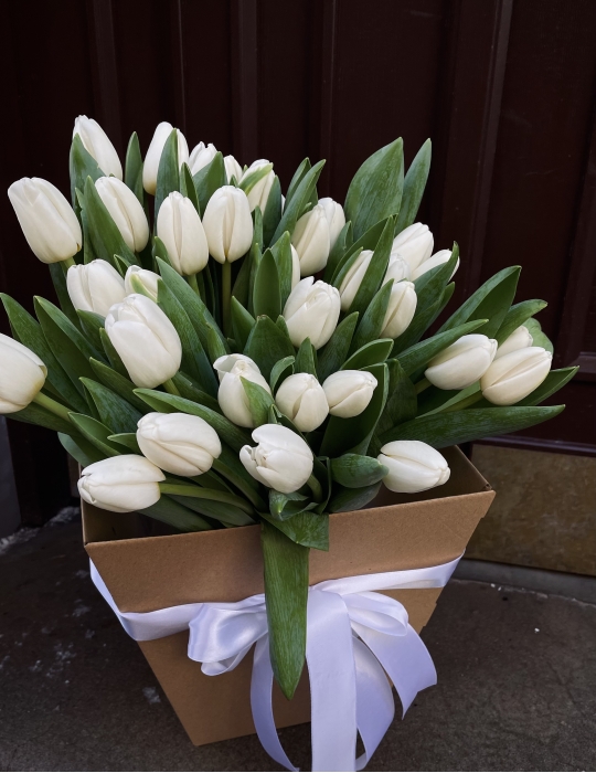 White tulips + Vase + Trapezoid bag